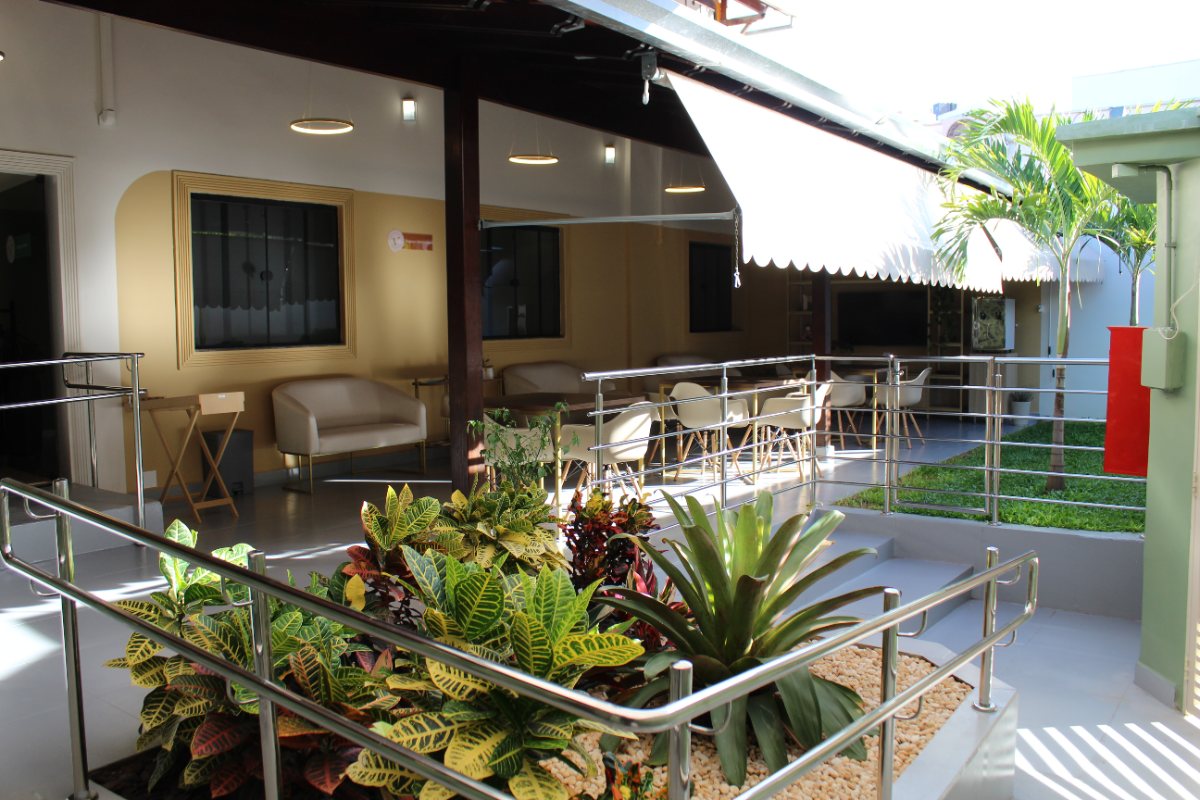 Espaço Viventi — área externa com jardim e rampas de acesso